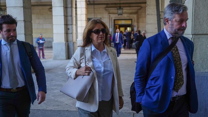 La ex directora económico-financiera de la Faffe Ana Valls llega a la Audiencia con su abogado, Manuel Salinero.