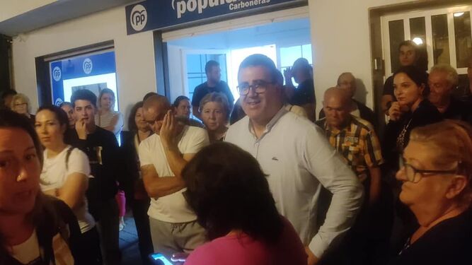Felipe Cayuela, candidato del PP, celebrando la victoria electoral del domingo.