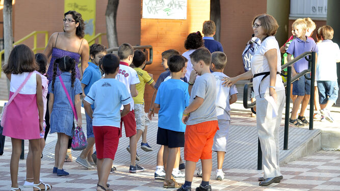 Niños de Infantil y Primaria en la entrada del colegio (imagen de archivo).