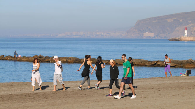 El Paseo Marítimo de Almería capital invita al esparcimiento y al deporte cualquier día de la semana.