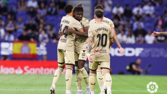 Lázaro Vinicius, con seis tantos, abraza a El Bilal Touré tras el séptimo gol del maliense