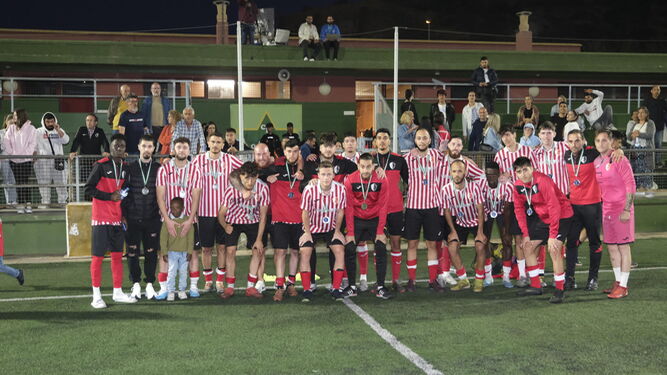 El Sporting de Almería, con la medalla de subcampeón copero