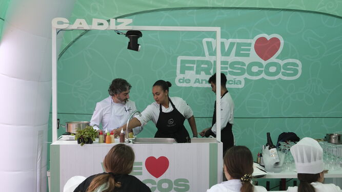 Cocina en directo del chef almeriense Tony García en un stand en la Rambla de Almería.