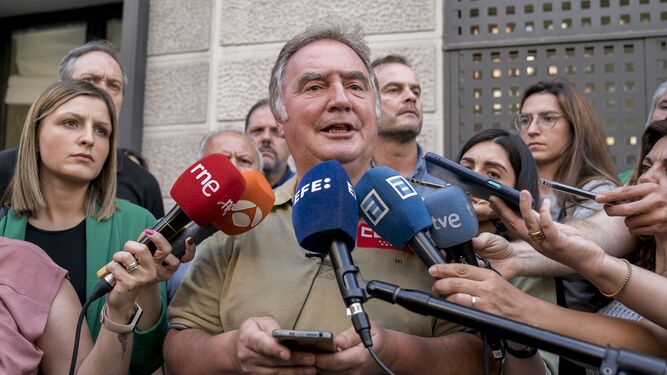 Luis Calero atiende a los medios frente al Ministerio de Jsuticia.