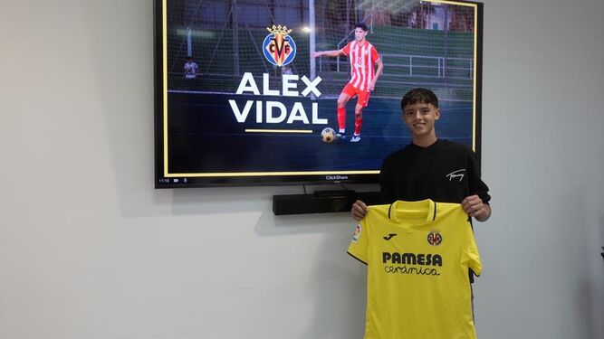 Álex Vidal posa con su nueva camiseta