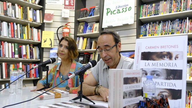 José Luis López presenta a Carmen Bretones, autora de la novela finalista del premio Fernando Lara.