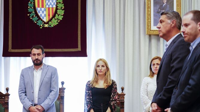 El alcalde, Rubén Guijarro (izq.); la primer teniente alcalde, Aida Llaurado, y el ganador de las elecciones municipales, Xavier García Albiol (dcha.), durante el pleno del Ayuntamiento de Badalona (Barcelona).