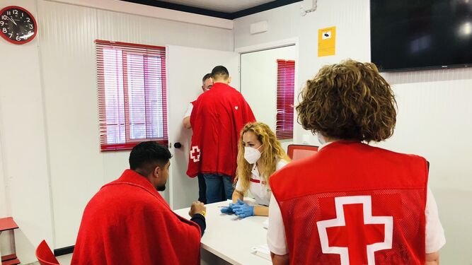 Recepción de los inmigrantes por los voluntarios de Cruz Roja en el Puerto