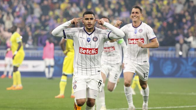 Zakaria Aboukhlal celebra su gol en la final de la Copa de Francia