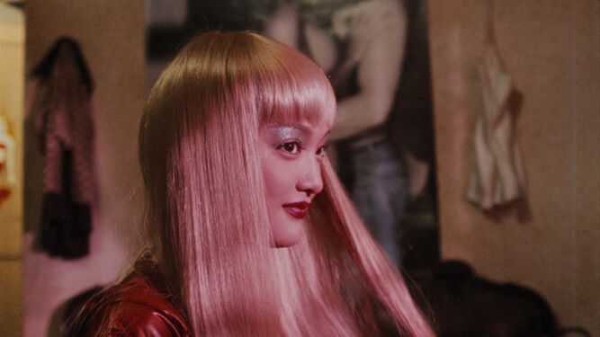 Zhou Xu con peluca rubia en otra imagen del filme.