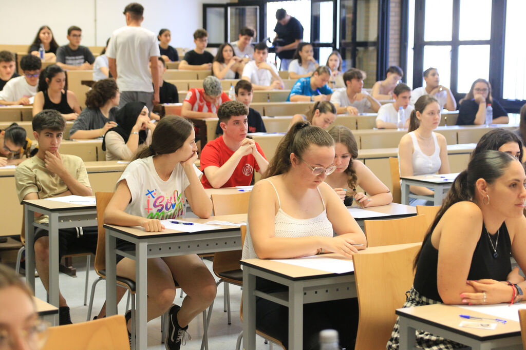 Cientos de estudiantes hacen la prueba de acceso a la universidad