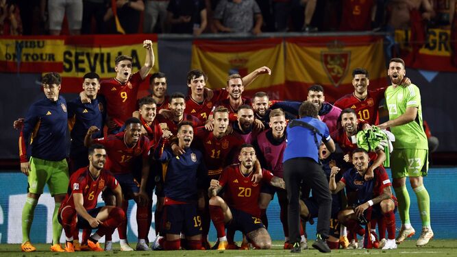 Los futbolistas de España celebran el triunfo al final.