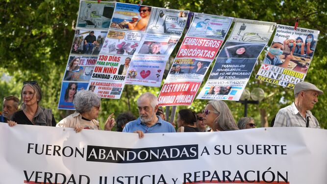 Concentración contra el maltrato a las personas mayores frente a los juzgados de Plaza de Castilla, en Madrid.