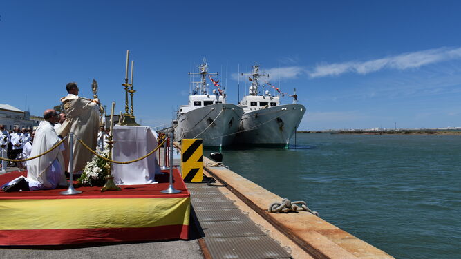 Un momento de la ceremonia de bendición del mar en la base naval de La Carraca.