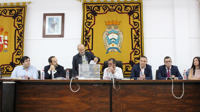 Pleno de investidura en Carboneras en el año 2018, cuando fue elegido alcalde Felipe Cayuela.