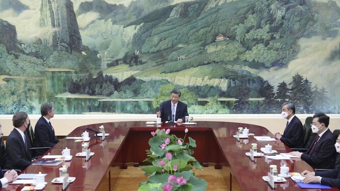 El presidente chino,  Xi Jinping (c), durante su encuentro con el secretario de Estado de EEUU, Antony Blinken.