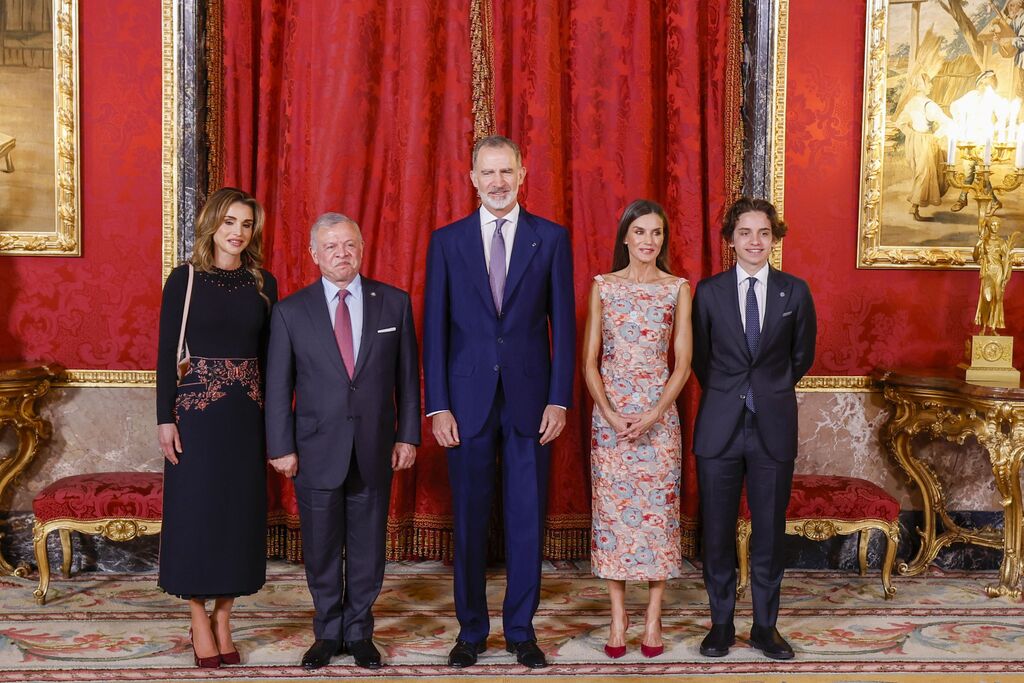 Los reyes Felipe y Abdal&aacute;, con sus esposas y el hijo menor de la familia real jordana en la recepci&oacute;n de este mediod&iacute;a en el Palacio Real