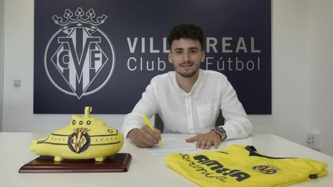 Fabio Blanco firma su nuevo contrato con el club villarrealense