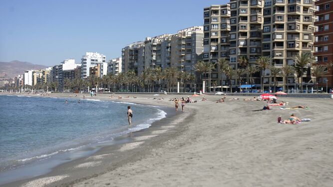 Viviendas en la playa del Zapillo en Almería.