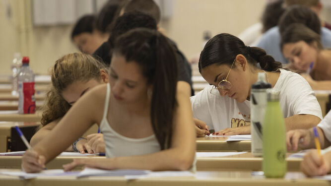 Estudiantes realizando un examen de Selectividad.