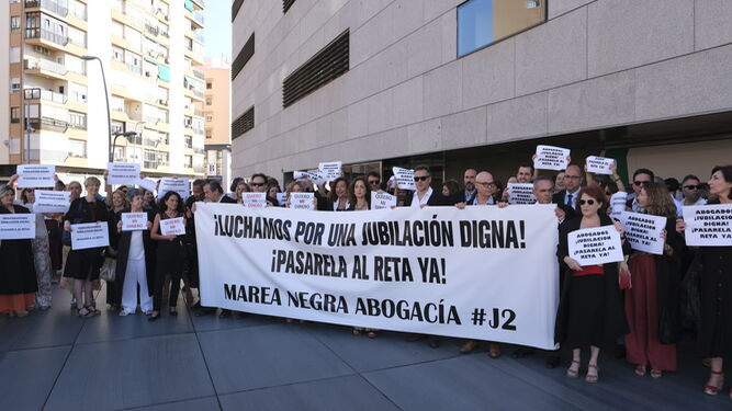Concentración de los abogados y procuradores mutualistas de Almería.