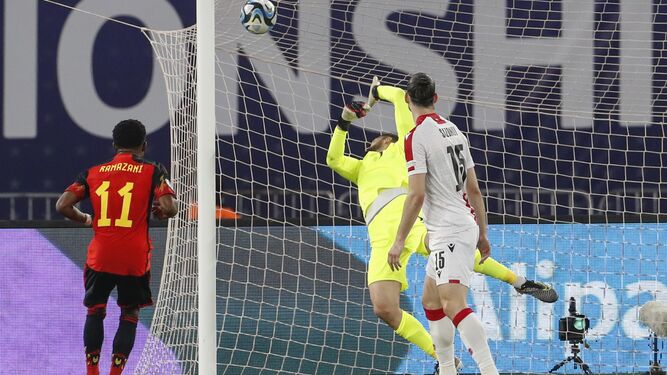 El belga ve cómo se mete el balón por la escuadra derecha de Mamardashivili