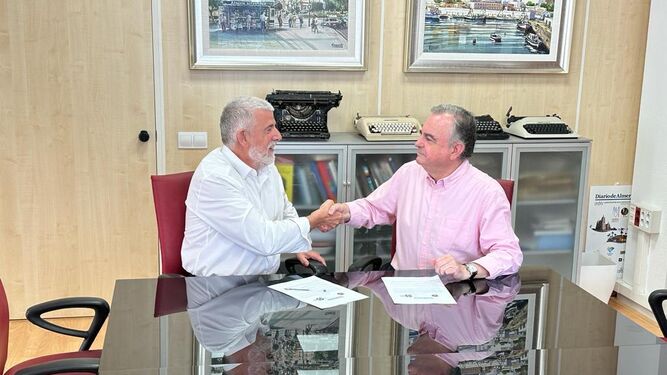 Apretón de manos entre Emilio Osorio y Francisco J. Clemente tras la firma del acuerdo