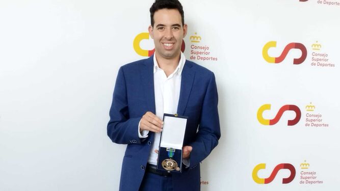 El nadador almeriense Carlos Tejada con su medalla de bronce al mérito deportivo