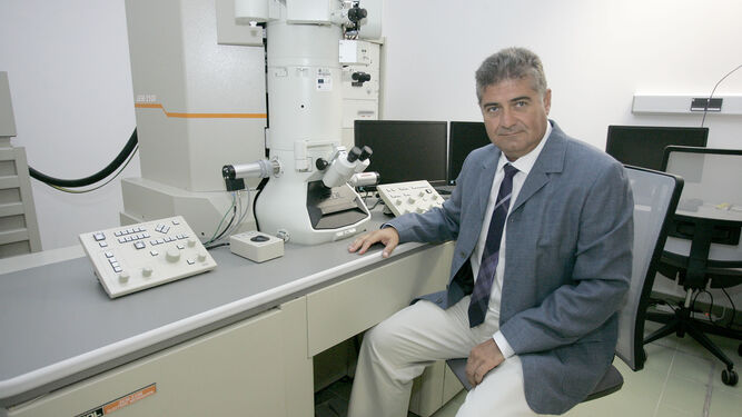 Antonio Posadas en el laboratorio del Edificio Científico Técnico de la UAL