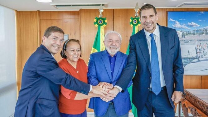 La gobernadora de Rio Grande do Norte, Fátima Bezerra; el presidente de Brasil, Luiz Inácio "Lula" da Silva; y  el presidente de Shein para América Latina, Marcelo Claure, sellan el acuerdo.