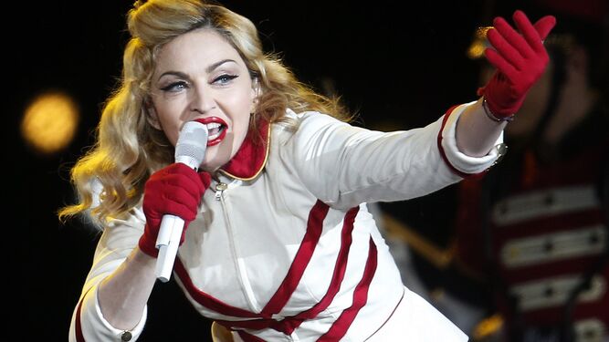 Madonna, micrófono en mana, canta durante un concierto celebrado durante su carrera.
