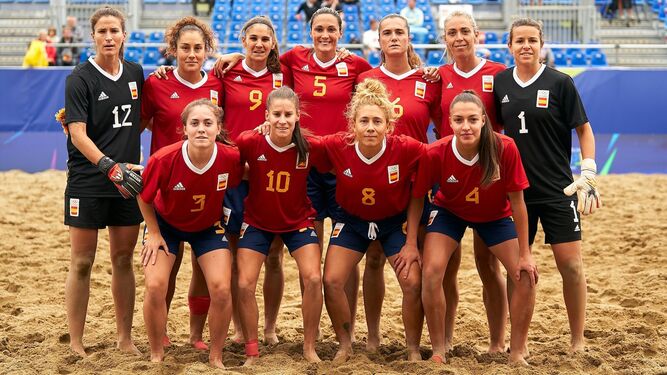 Las jugadoras de la selección española posan antes de enfrentarse a Ucrania en la gran final.