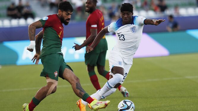 Samú Costa realiza un pase ante la presión de un rival durante el partido de cuartos ante Inglaterra.
