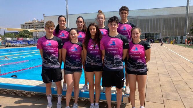 Los nadadores desl Mare Nostrum posan junto a una piscina durante el Campeonato de Andalucía Infantil de verano.