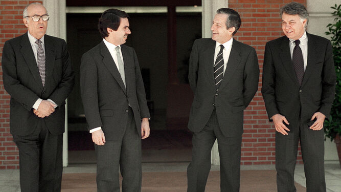 Leopoldo Calvo Sotelo, José María Aznar, Adolfo Suárez y Felipe González, en una imagen de 1997.