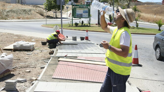 Un trabajador bebiendo agua durante sus jornada laboral.