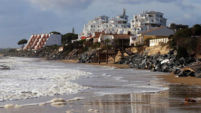 Las playas de El Portil y el Nuevo Portil se están quedando si zona para los bañistas.