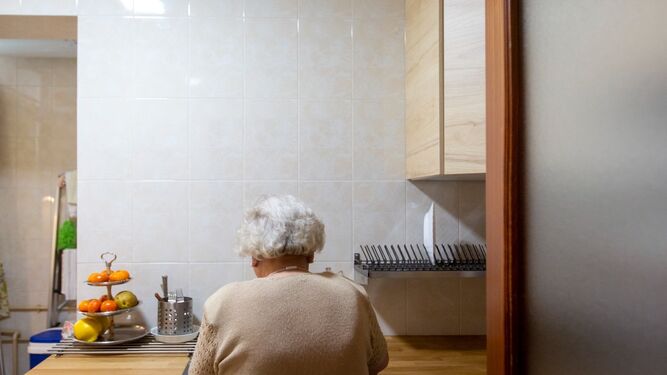 Persona mayor viviendo en soledad.