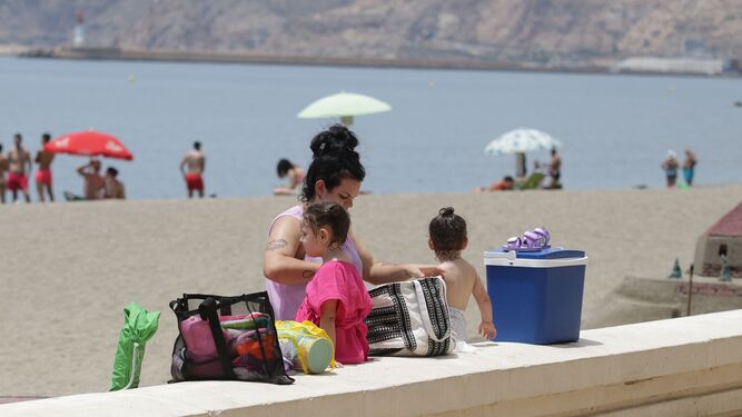 Una madre arregla a sus hijas tras darse un baño en la playa de El Zapillo