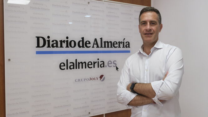Miguel Ángel Castellón en la redacción del Diario de Almería