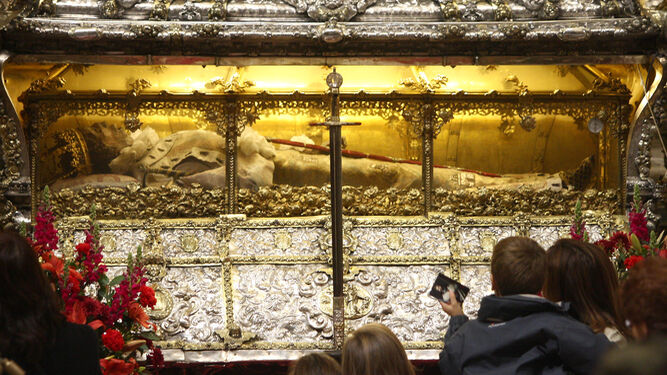 El cuerpo de San Fernando en la urna de plata en la Capilla Real.