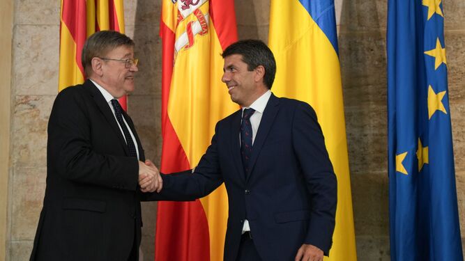 Ximo Puig y Carlos Mazón se saludan tras asumir éste la Presidencia de la Generalitat valenciana.