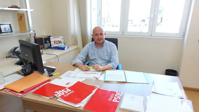Antonio Martínez en su despacho de secretario de Organización del PSOE de Almería