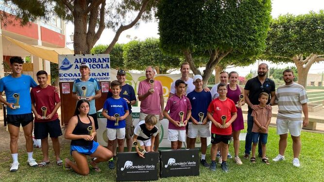 Los ganadores del segundo torneo 'Alborani Agrícola' posan con sus respectivos trofeos.