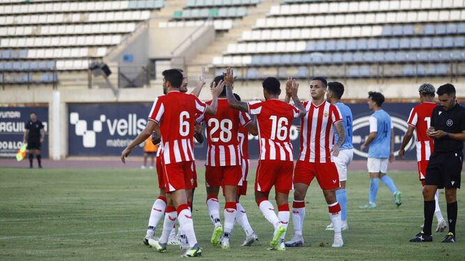 Los rojiblancos celebran un gol durante el derbi disputado en Santo Domingo.