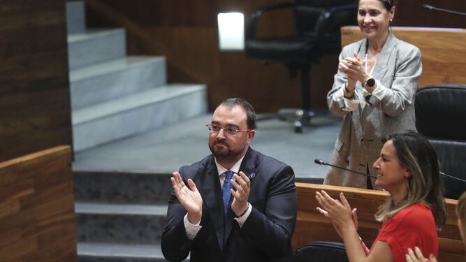 Diputados socialistas aplauden a Adrián Barbón tras reelegido presiente de Asturias.
