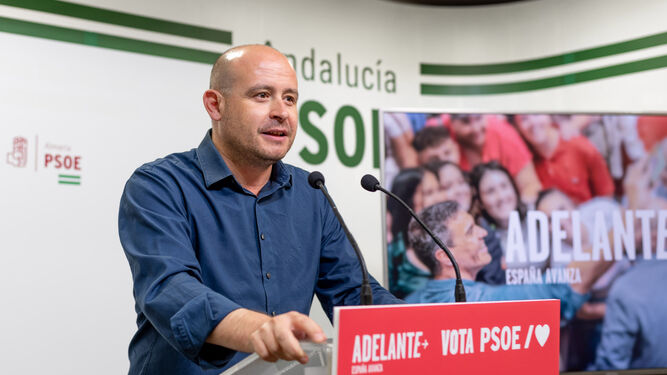 Antonio Martínez en la sede del PSOE de Almería