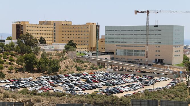 El parking se levantará en la primera explanada en la subida al complejo hospitalario, a la izquierda, que hoy hace las veces de aparcamiento. El edificio será de seis plantas
