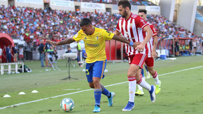 Iván Martos presiona a Nano Mesa en un partido contra el Cádiz durante su etapa en el conjunto rojiblanco.
