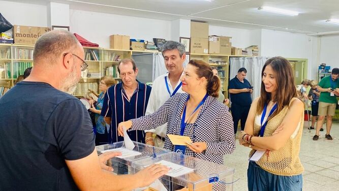 Votación de la consejera Carmen Crespo en Adra